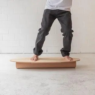 Balance Board The Surfer für realistisches Surftraining – perfektes Home-Workout auf Korkrolle