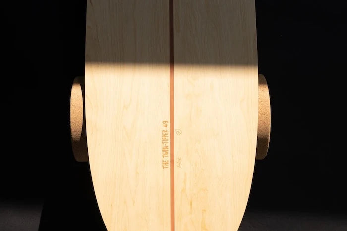 Balance Board Twin-Tipper auf Korkrolle mit Schattenwurf
