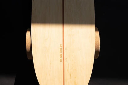 Balance Board Twin-Tipper auf Korkrolle mit Schattenwurf