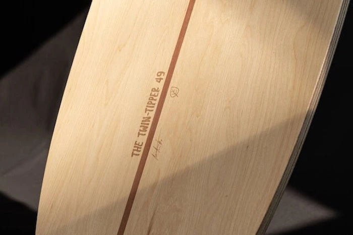 Detailaufnahme des Twin-Tipper Balance Boards mit Signatur und Modellbeschriftung