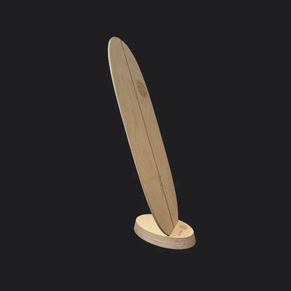 Balance Board Modell "The Surfer" elegant im ovalen Holzständer von Mecos Boards präsentiert